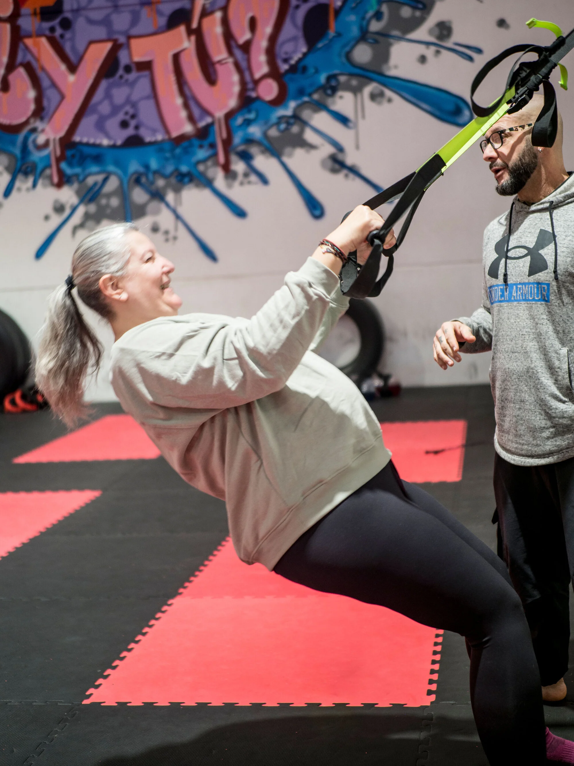 Entrenadora acompañando a una alumna en Retraining